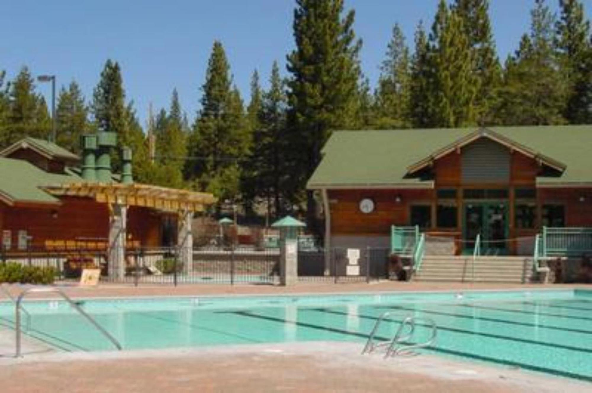 Moosetrack By Avantstay Cozy Cabin In The Of Tahoe Donner W Hot Tub トラッキー エクステリア 写真