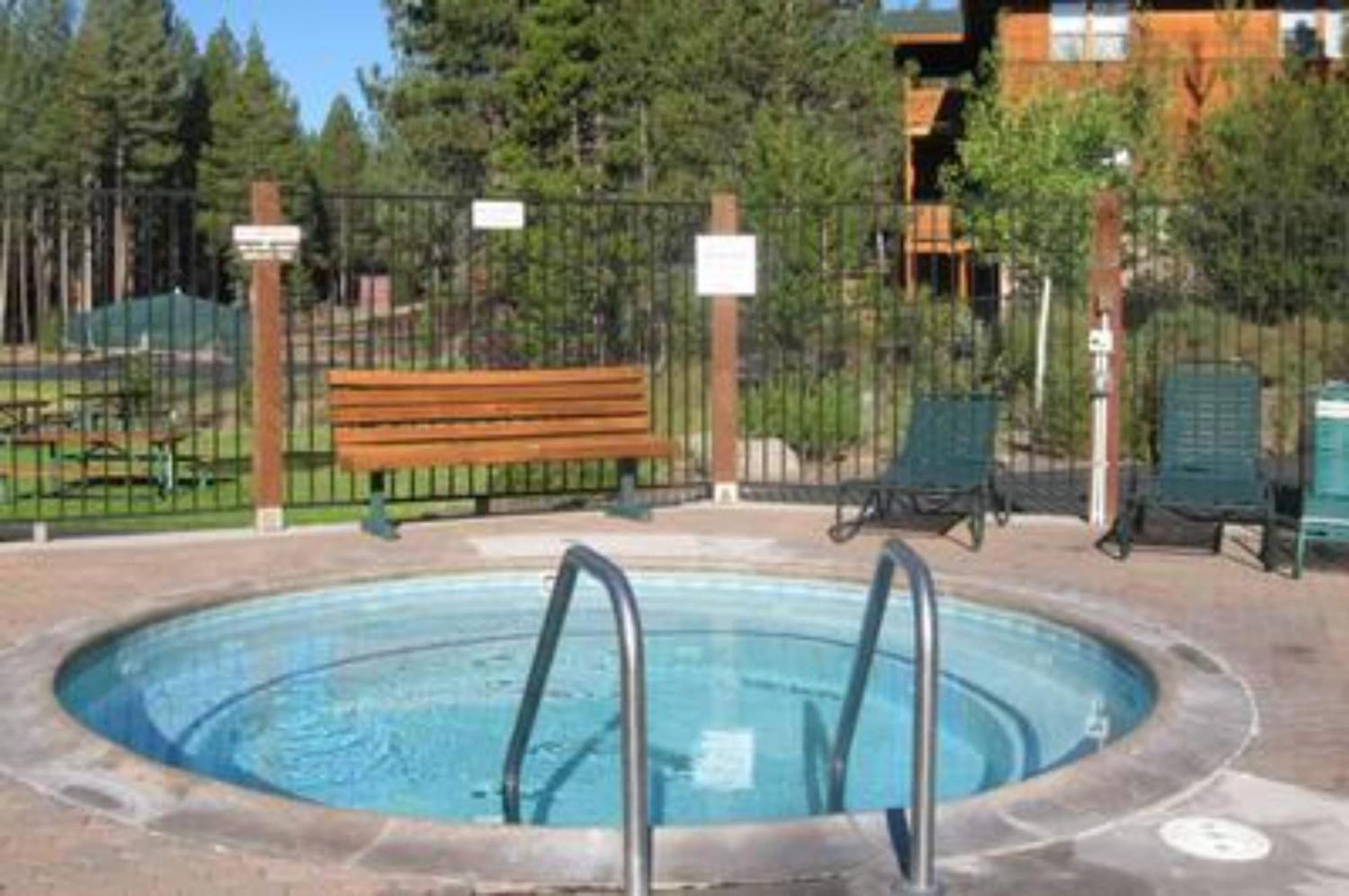 Moosetrack By Avantstay Cozy Cabin In The Of Tahoe Donner W Hot Tub トラッキー エクステリア 写真